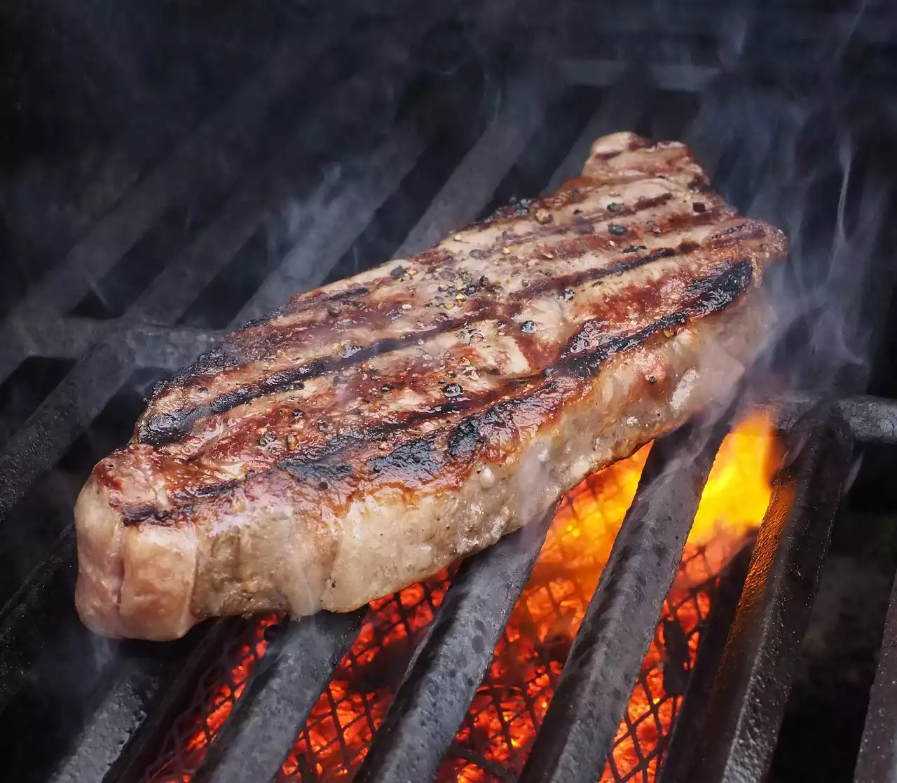 Comment griller parfaitement un steak : trucs et astuces pour un repas appétissant